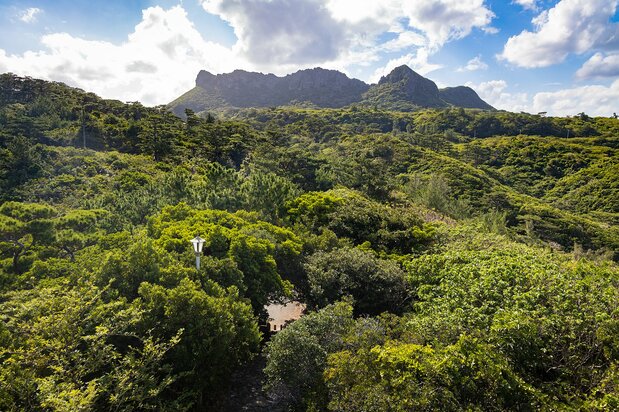 A view of the four peaks of ashimui from the Yanbarukuina Lookout. The taller peak on the right is Mount Iheya, behind which lies Daisekirinzan.