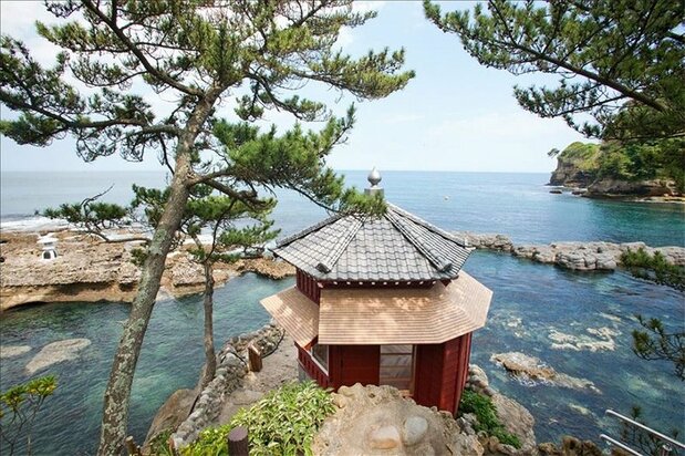 Le Rokkakudô, construit en 1905 par Okakura sur le littoral d’Izura, dans le nord du département d’Ibaraki, était un lieu dédié aux retraites et à la méditation. Le bâtiment, détruit par le tsunami qui a balayé le Tôhoku le 11 mars 2011, a été reconstruit en 2012. (Photo avec l’aimable autorisation de l’Université d’Ibaraki)