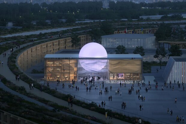 球体が美しく輝く夜間のオランダ館 Copyright: AND BV | Plomp