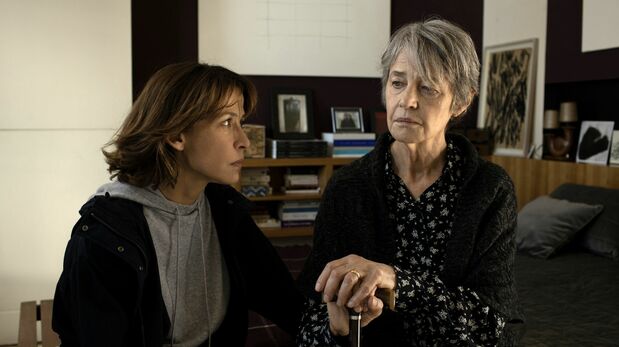 彫刻家の母クロード(シャーロット・ランプリング)の存在が物語に深みをもたらす © 2020 MANDARIN PRODUCTION – FOZ – France 2 CINEMA – PLAYTIME PRODUCTION – SCOPE PICTURES