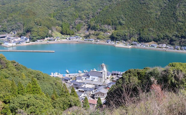 Vistas desde el parque panorámico Chaperu no Kane (“La campana de la capilla”), con el puerto y la iglesia de Sakitsu recórtandose sobre las aguas de la bahía de Yōkaku. El parque, que tiene además una cruz de 15 metros de altura, es un magnífico sitio para ver también la puesta del sol. (Fotografía: Amano Hisaki)