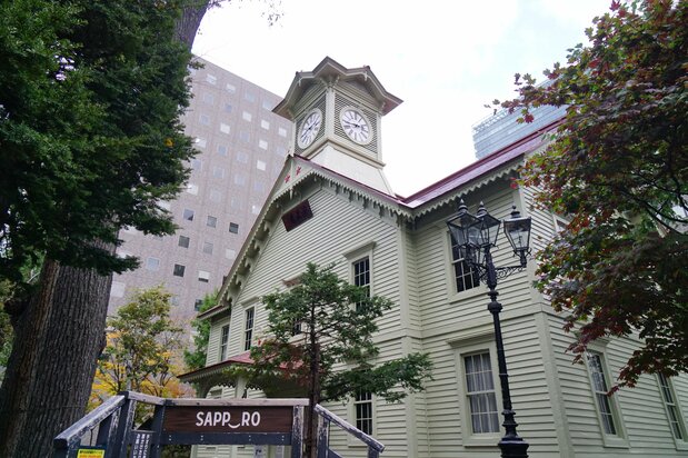 観光客が必ず訪れる札幌の時計台（撮影 : 前田明裕）