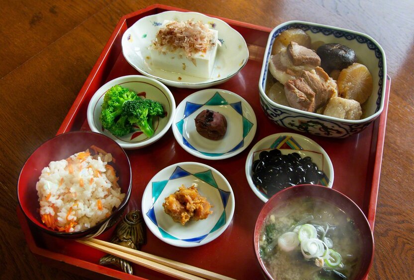 「一汁三菜」プラスアルファが日常食の基本だ。ご飯は、バター、ニンジン、エゴマ油入り。隣はニンニクの味噌漬け