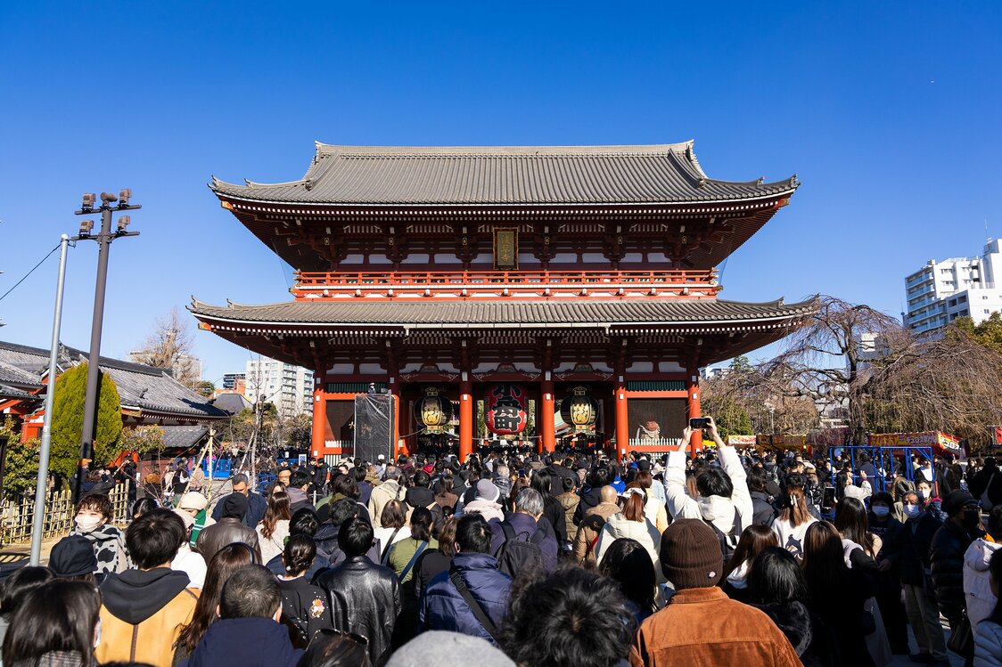 初詣客でにぎわう浅草寺の境内