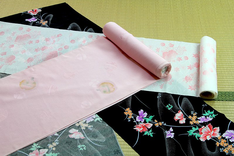Different colors and designs of tanmono.