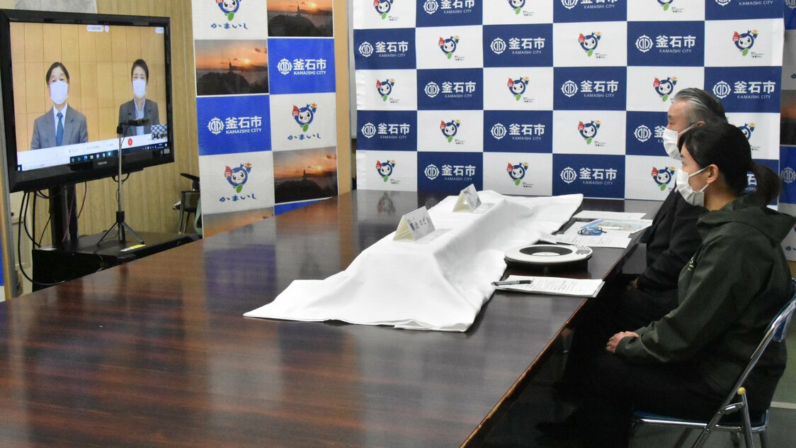 岩手県釜石市の野田武則市長（右奥）と被災者の女性とオンラインで懇談する天皇、皇后両陛下（2021年3月、代表撮影）（時事）