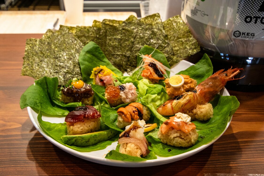 海鲜饭“波奇碗”专营餐厅“Kanaloa”的特色美食——奶油生菜卷海鲜寿司