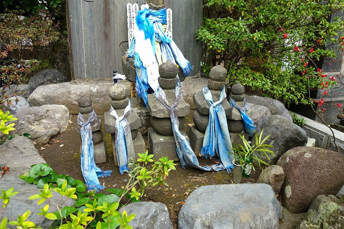 五輪塔的5塊石頭分別表示「地・水・火・風・空」。天和地，也有連結此岸與彼岸的意思（筆者攝影）