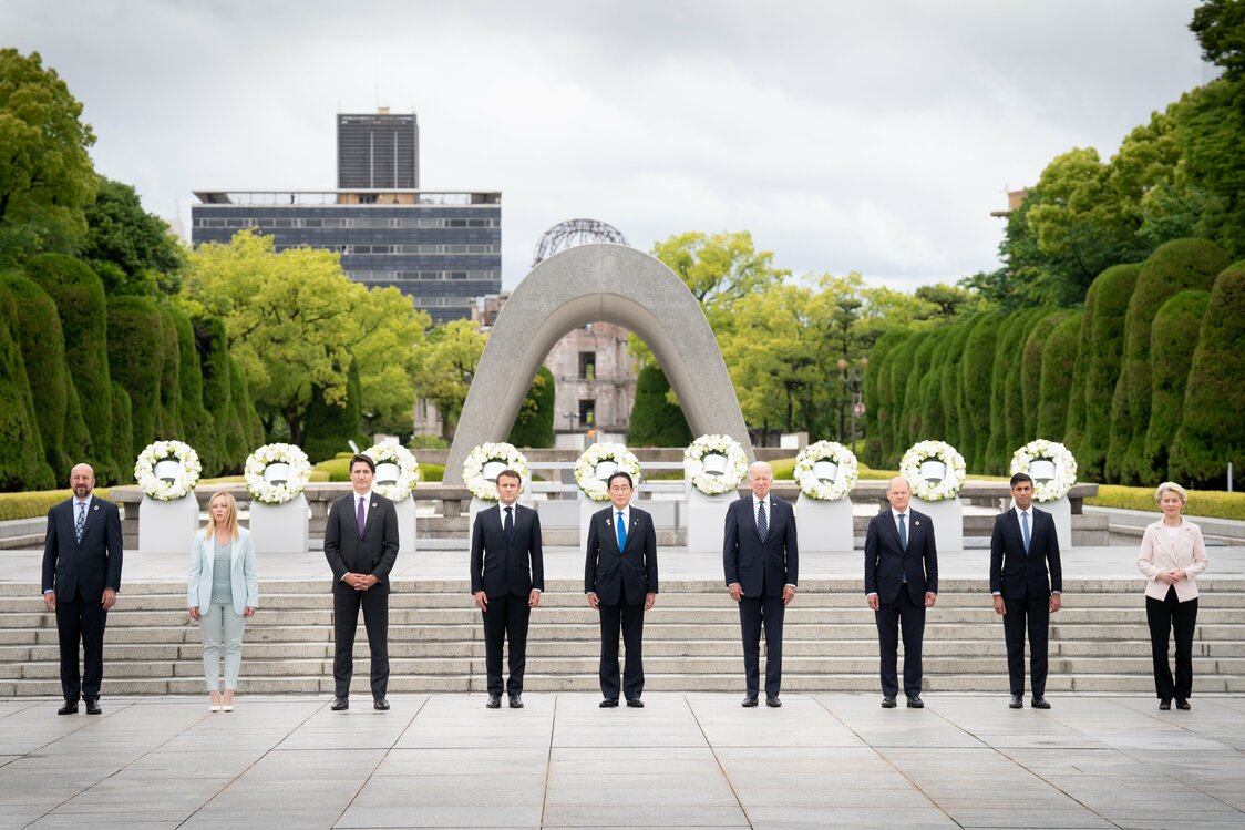 G7首脳は平和記念資料館を視察後、原爆死没者慰霊碑に献花した（Photo by Stefan Rousseau - WPA Pool/Getty Images）