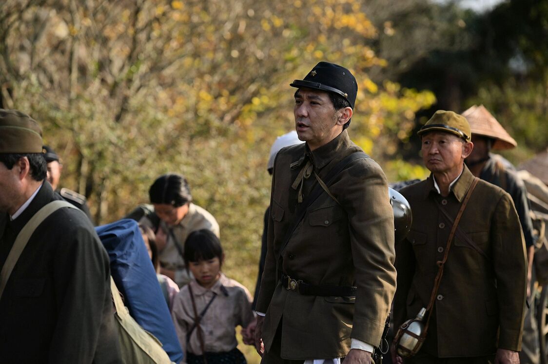 沖縄県民の疎開を促す荒井警察部長　©2022　映画「島守の塔」製作委員会