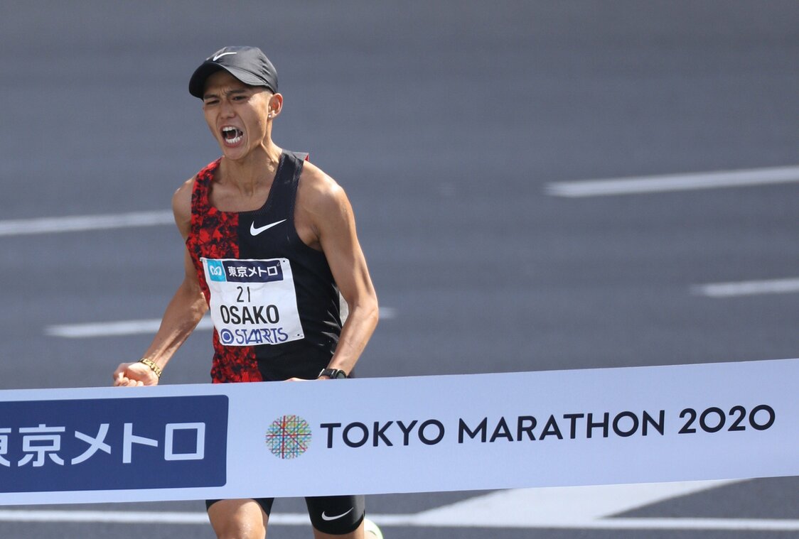 五輪代表が懸かった東京マラソンで日本人トップの4位でゴールした大迫。自ら持つ日本記録を更新し、代表の座をつかむ好走だった（2020年3月1日、東京マラソン）時事