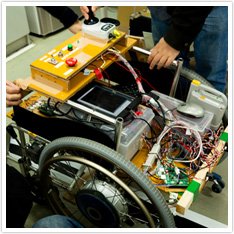 Chariot électrique programmé pour avancer en synchronie avec la chaîne de l’usine.