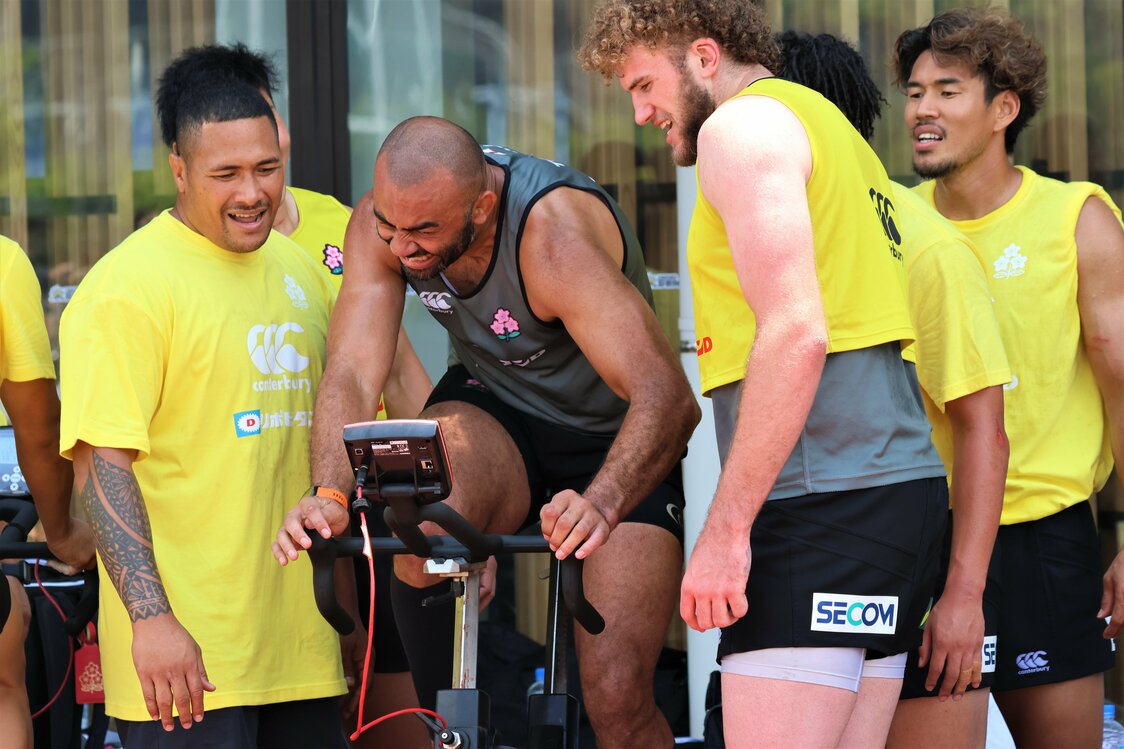 強化合宿のトレーニングで肉体を限界まで追い込むリーチマイケル（中央）。2大会連続でキャプテンを務めたリーチも34歳のベテランとなった　写真：大友信彦