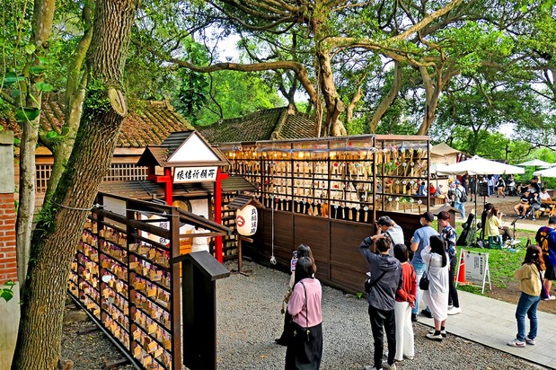 桃園神社境内。絵馬が並ぶなど「パワースポット」としても人気を集めている