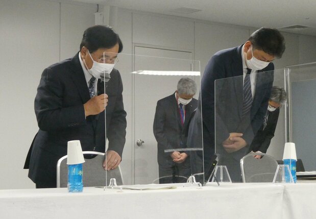柏崎刈羽原発での不祥事再発防止策を説明する東京電力ホールディングス（HD）の小早川智明社長（右）。左は小林喜光会長＝時事