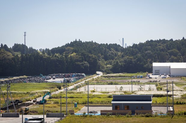 L’installation de stockage provisoire des déchets radioactifs est immédiatement au sud. On aperçoit les cheminées de la centrale au delà des collines.