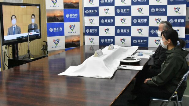 岩手県釜石市の野田武則市長(右奥)と被災者の女性とオンラインで懇談する天皇、皇后両陛下(2021年3月、代表撮影)(時事)