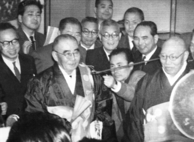 深見法主から受けた「ころも」を着た石橋湛山=1957年1月6日(共同)