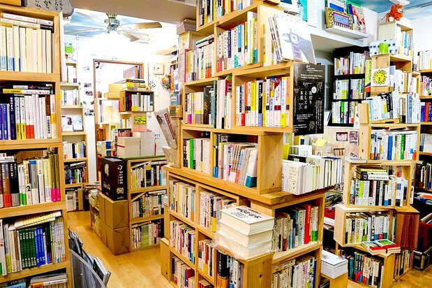 壁いっぱいに本棚が広がる店内