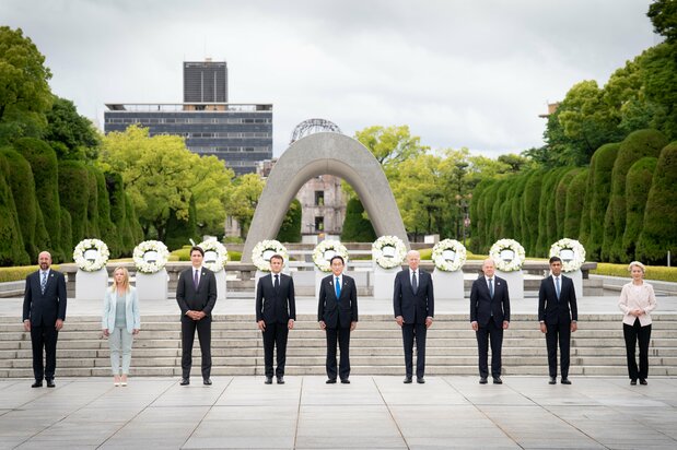 After visiting the museum, the leaders lay wreaths at the cenotaph. (© Stefan Rousseau, WPA Pool/Getty Images)