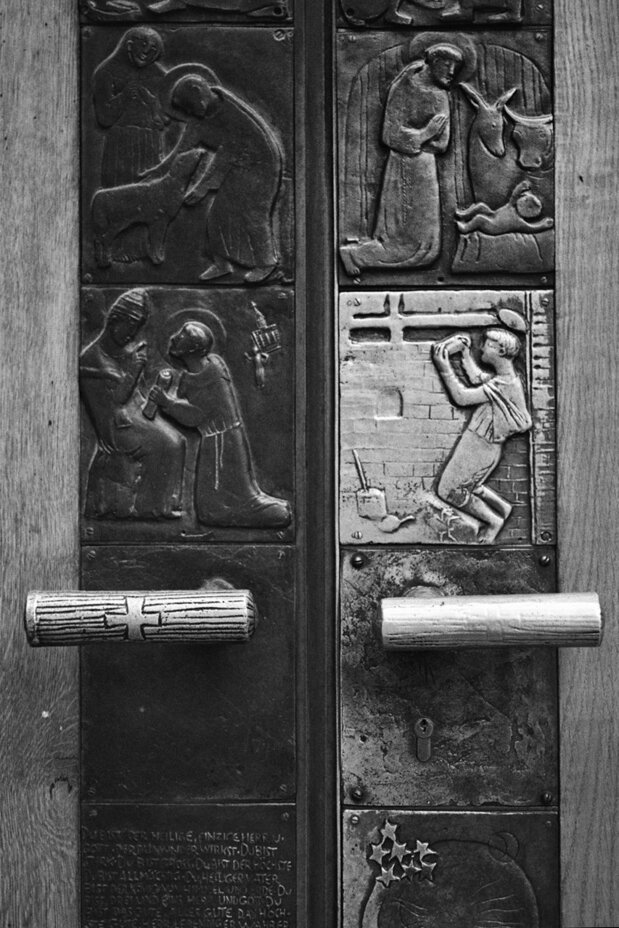The birth of Christ carved on a church door. (1997, Salzburg)