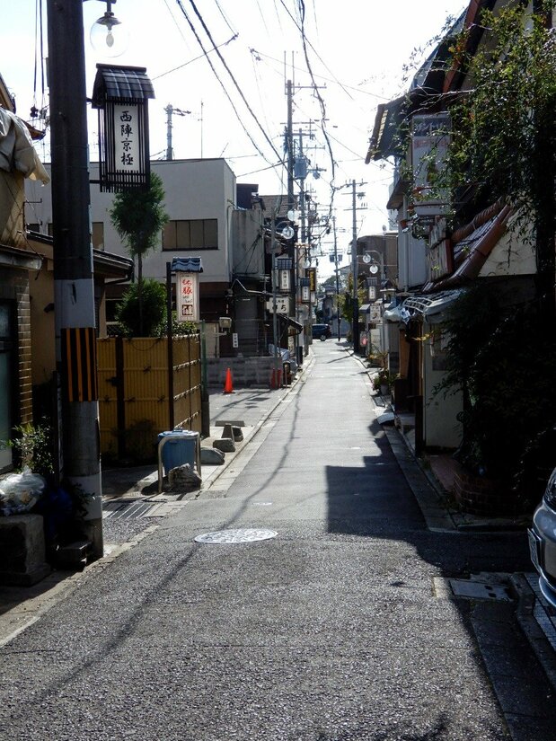 京都民宿「大雲」所在地「西陣京極」附近巷弄。（林翠儀攝）