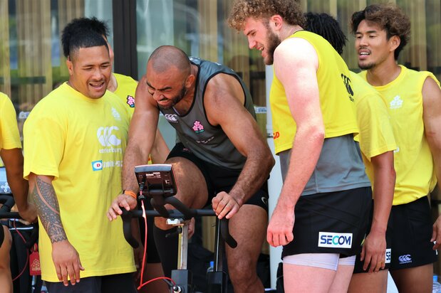 強化合宿のトレーニングで肉体を限界まで追い込むリーチマイケル(中央)。2大会連続でキャプテンを務めたリーチも34歳のベテランとなった 写真:大友信彦