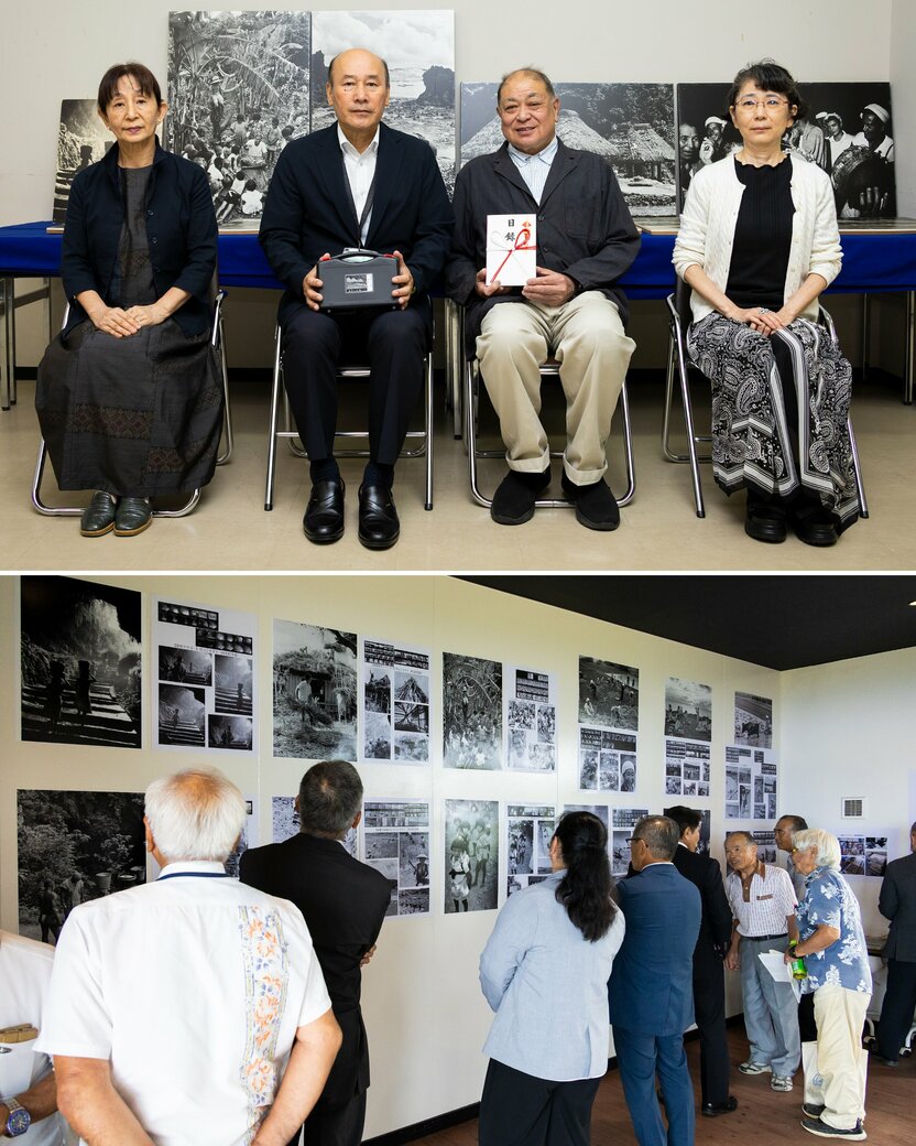 Arriba: Haga Hinata (centro derecha) dona la película digitalizada de las imágenes del estudio de Amami a la propia ciudad de Amami. Abajo: También se donaron imágenes locales a las localidades de China y Wadomari, en Okinoerabujima. Ambas localidades tienen previsto utilizarlas en boletines locales y exposiciones fotográficas. (Fotografía de nippon.com)
