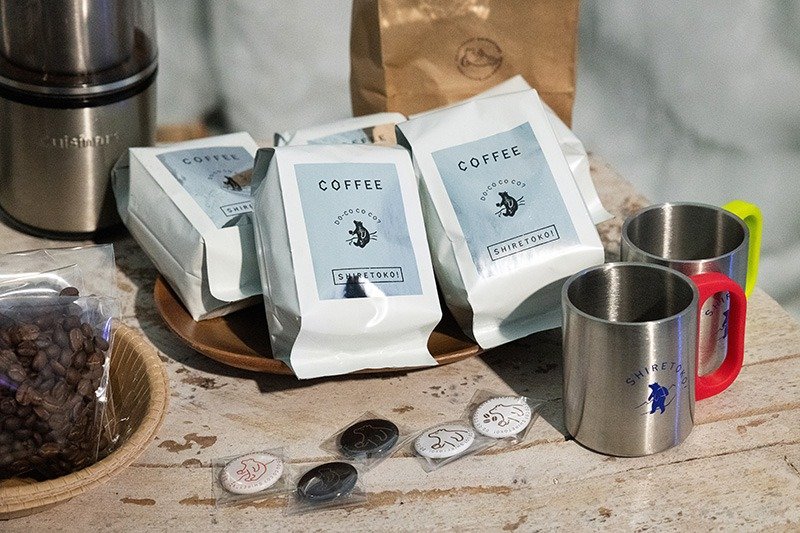 Shiretoko Drift Ice Coffee es una mezcla de café original elaborado por Hazeya Coffee en Abashiri. Los clientes pueden hacer su propio café moliendo granos en el lugar con agua hervida en fogata.