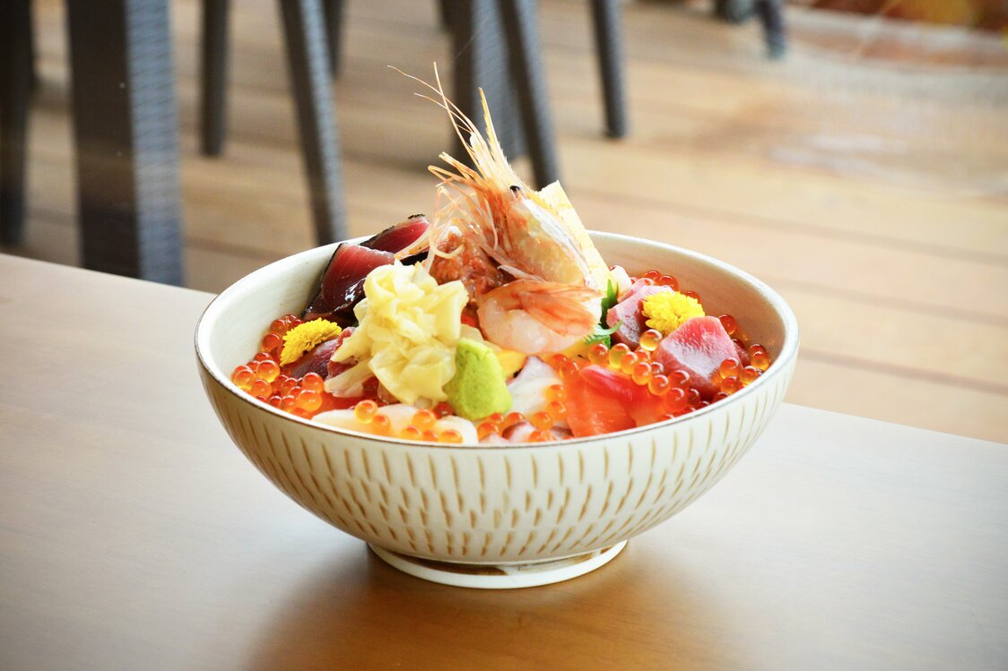 2階のフードコートで味わえる「金華山丼」（3800円）