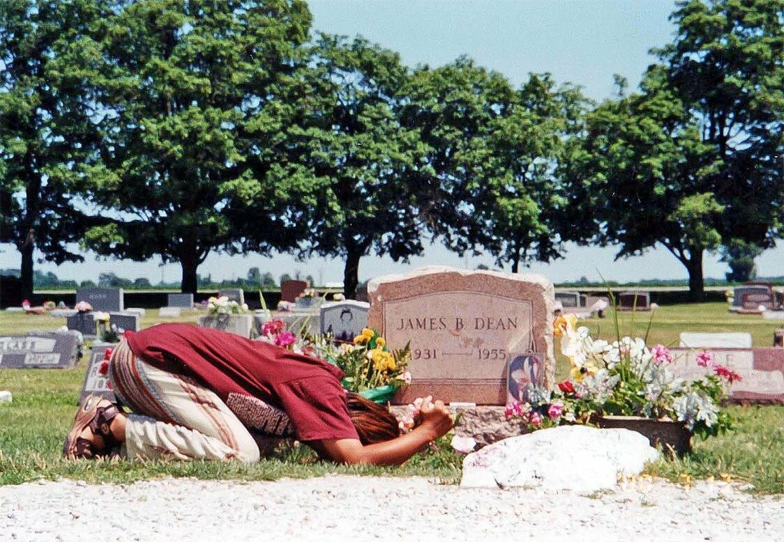 Devant la tombe de James Dean en Indiana, USA (2000).