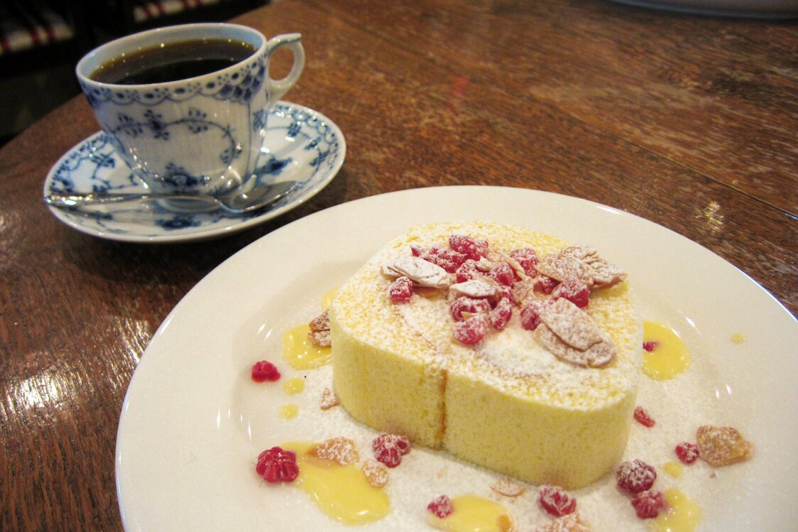 El combinado de tarta Oryza, un pastel esponjoso, y una bebida cuesta mil yenes con IVA (imagen cortesía de Rinpūsha).