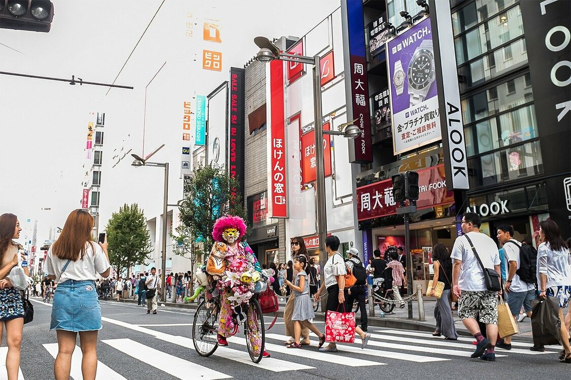 En la Avenida de Shinjuku. Tras Tiger se puede ver la fachada de Biqlo, anteriormente los grandes almacenes Mitsukoshi. © Compañía de Producción de Shinjuku Tiger