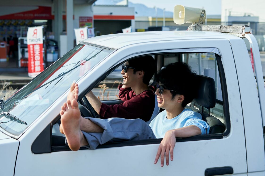 不用品回収車を運転する直己（佐々木詩音）と助手席の槙（諏訪珠理） ©2021 PFFパートナーズ（ぴあ、ホリプロ、日活）/一般社団法人PFF