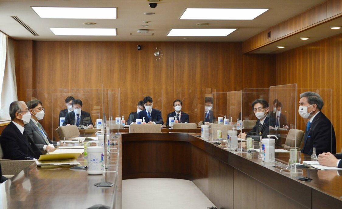 アサリの産地偽装対策について、金子原二郎農林水産相（左端）に陳情する蒲島知事（右端）　写真：時事