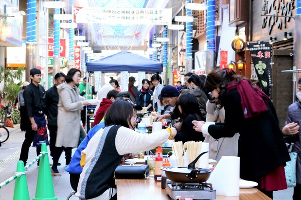 2018's Miyazaki Street Gyōza Festival. The event featured all-you-can-cook and eat gyōza for thirty minutes with one drink for ¥1,500. (© Tsuneyoshi Hiroyuki)