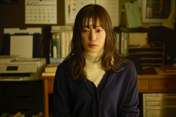 Chihiro pide información sobre los casos de desapariciones a través de las redes sociales. (© 2025 Comité de Producción de Kinki Chihō no aru basho ni tsuite)