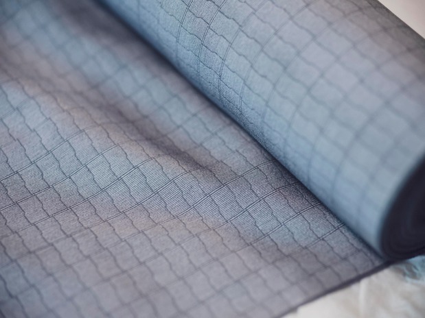 Un rouleau de tissu à motifs renji. Les rayures de chaque carré sont si fines qu’elles sont presque invisibles à l’œil nu. (© Mori Masatoshi)