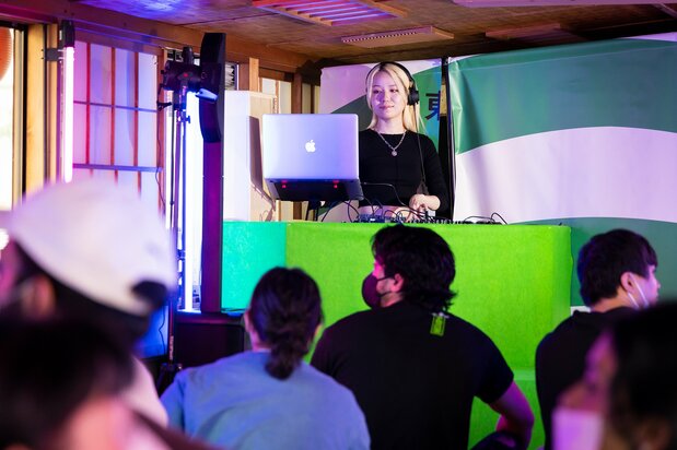 記者が取材した便は、DJ・EREKAがゲスト。乗客は華麗なプレイに耳を傾けながら、移り行く景色を楽しんでいた
