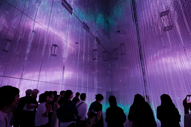 全面鏡張りの空間で無数の光の点が立体彫刻を生み出す「Infinite Crystal World」
