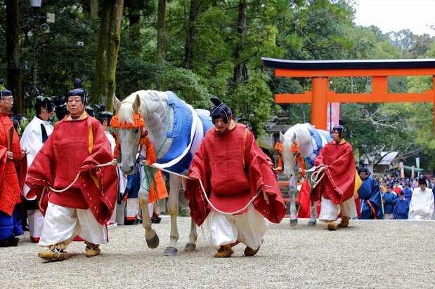 A procession at the Kasuga Festival. (© Matui Yoshihiro)
