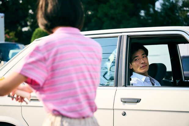 母が仕事の研修で知り合った御前崎（中島歩）をじっと見るフキ　© 2025「RENOIR」製作委員会 / International Partners
