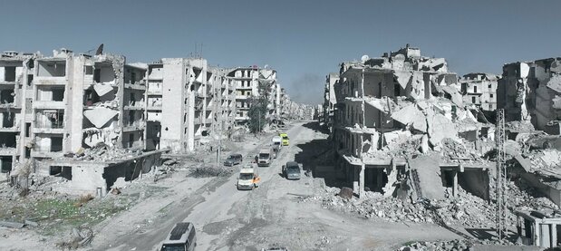爆撃で巨大な廃墟と化したシリア最大の都市アレッポ © Channel 4 Television Corporation MMXIX