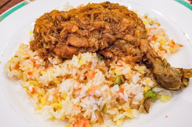カレー風味の鶏肉が炊き込みご飯の上に鎮座する「ダンバウ」(950円)。ボリュームはあるが意外とあっさり食べられる 写真=渕貴之