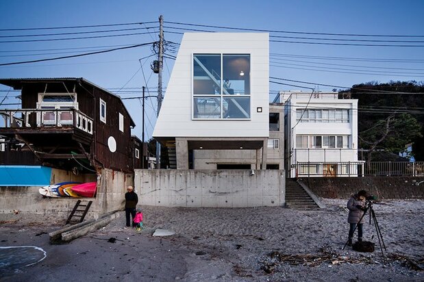 Fachada oeste de Mado no ie (Casa de la ventana) vista desde la playa. Fue diseñada por Yoshimura Yasutaka en 2013.