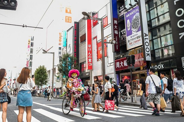 Shinjuku Tiger à vélo sur l’avenue Shinjuku. À la place d’Uniqlo (au fond), il y avait une enseigne du grand magasin Mitsukoshi à l’époque…