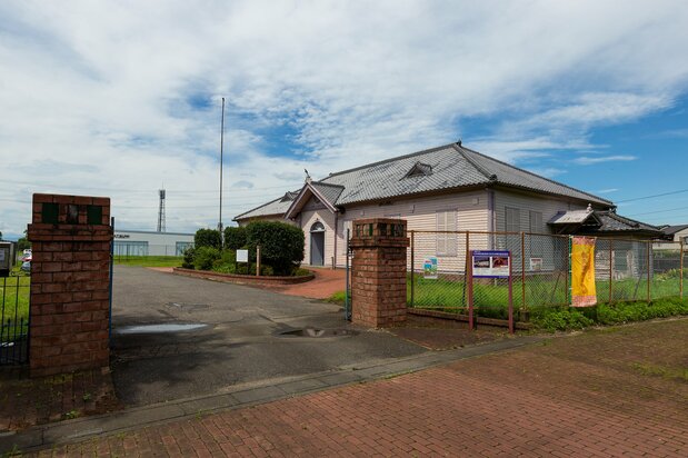 旧煉瓦製造施設の入り口。中央に見えるのが1888(明治21)年、ドイツ人の煉瓦製造技師ナスチェンテス・チーゼが事務所兼住居として設計・建設した旧事務所