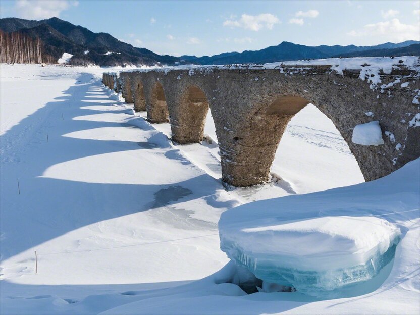 氷点下25度を下回る厳寒の地では、氷も厚く張る。2月