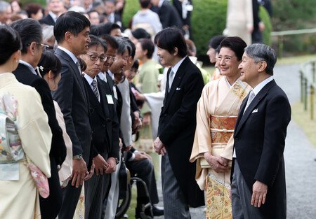 秋の園遊会で宇宙飛行士の大西卓哉さん（左手前から４人目）らと歓談される天皇、皇后両陛下＝２９日午後、東京・元赤坂の赤坂御苑（代表撮影）