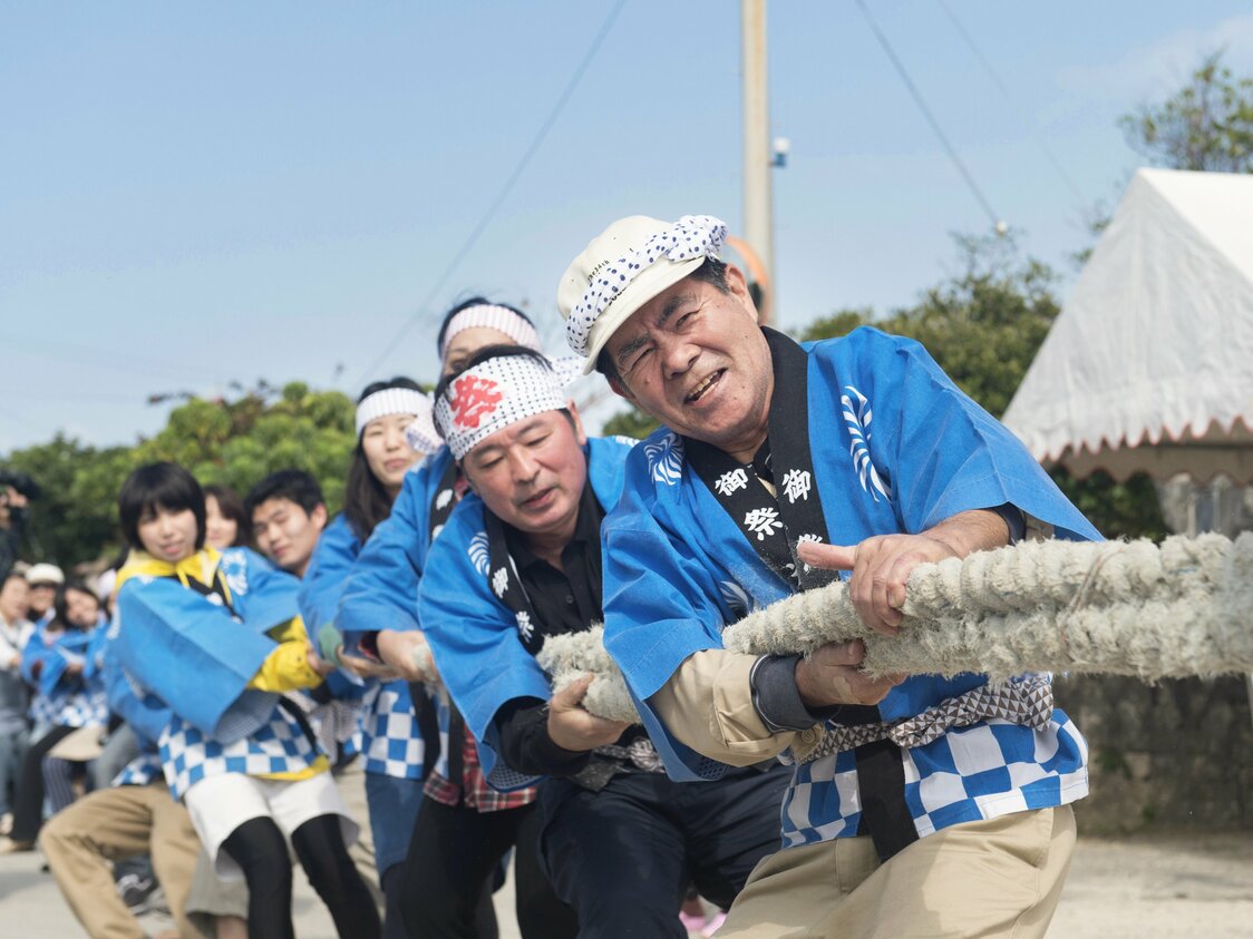 南北に別れた大綱引きは、両陣とも気合十分